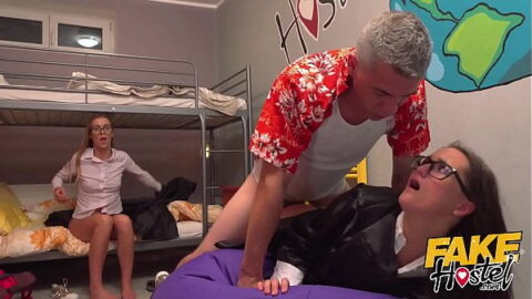 mot dem may man cua thay giao va 2 em nu sinh dam dang