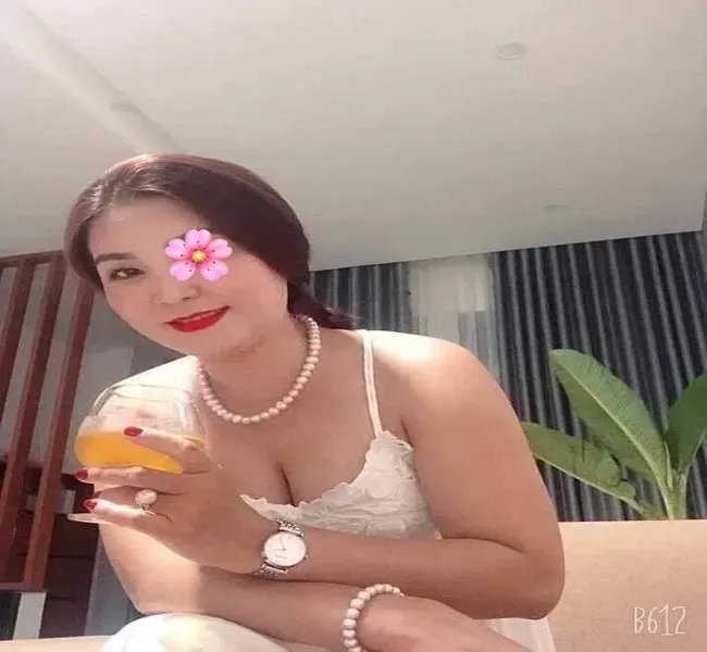 Tuyết Trinh – Máy bay bà già Quận 11 cần trai thỏa mãn sinh lý 2 tuyet trinh may bay ba gia can trai thoa man sinh ly 1