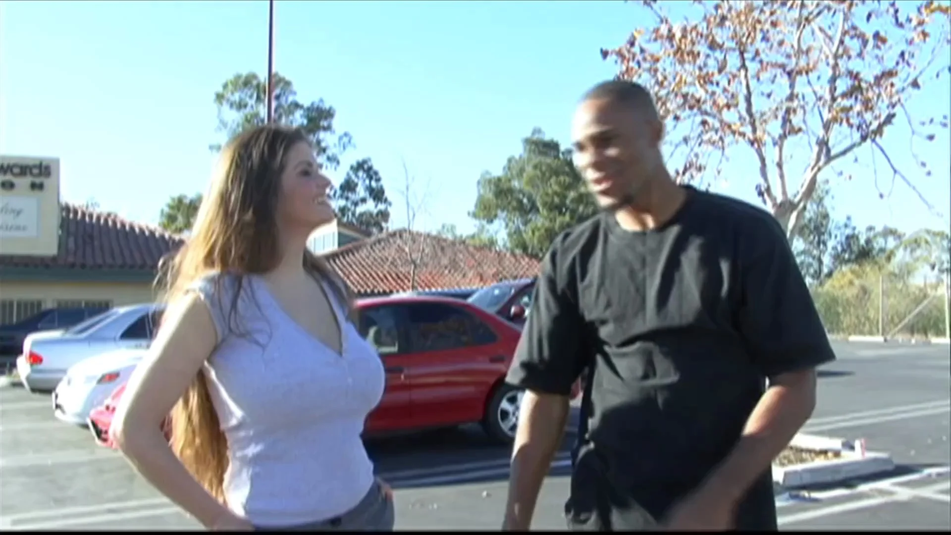 Cô nàng vú bự và hành trình đi tìm phi công