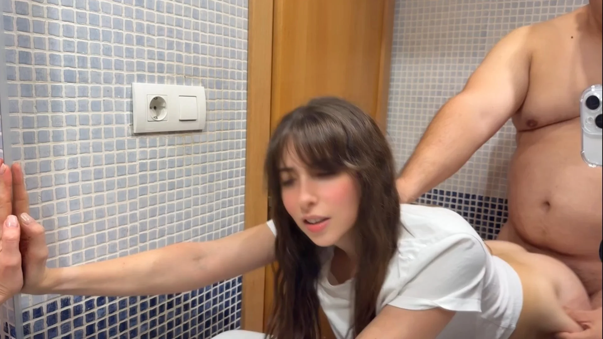 Lén lút ân ái cùng bố dượng khi bạn của ông ấy đang ở phòng khách