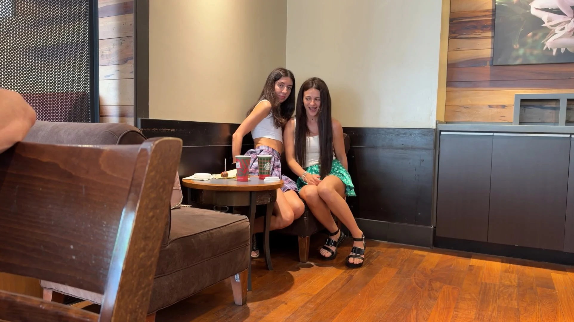 Màn gạ tình táo bạo của hai mỹ nhân dâm đãng tại quán cafe