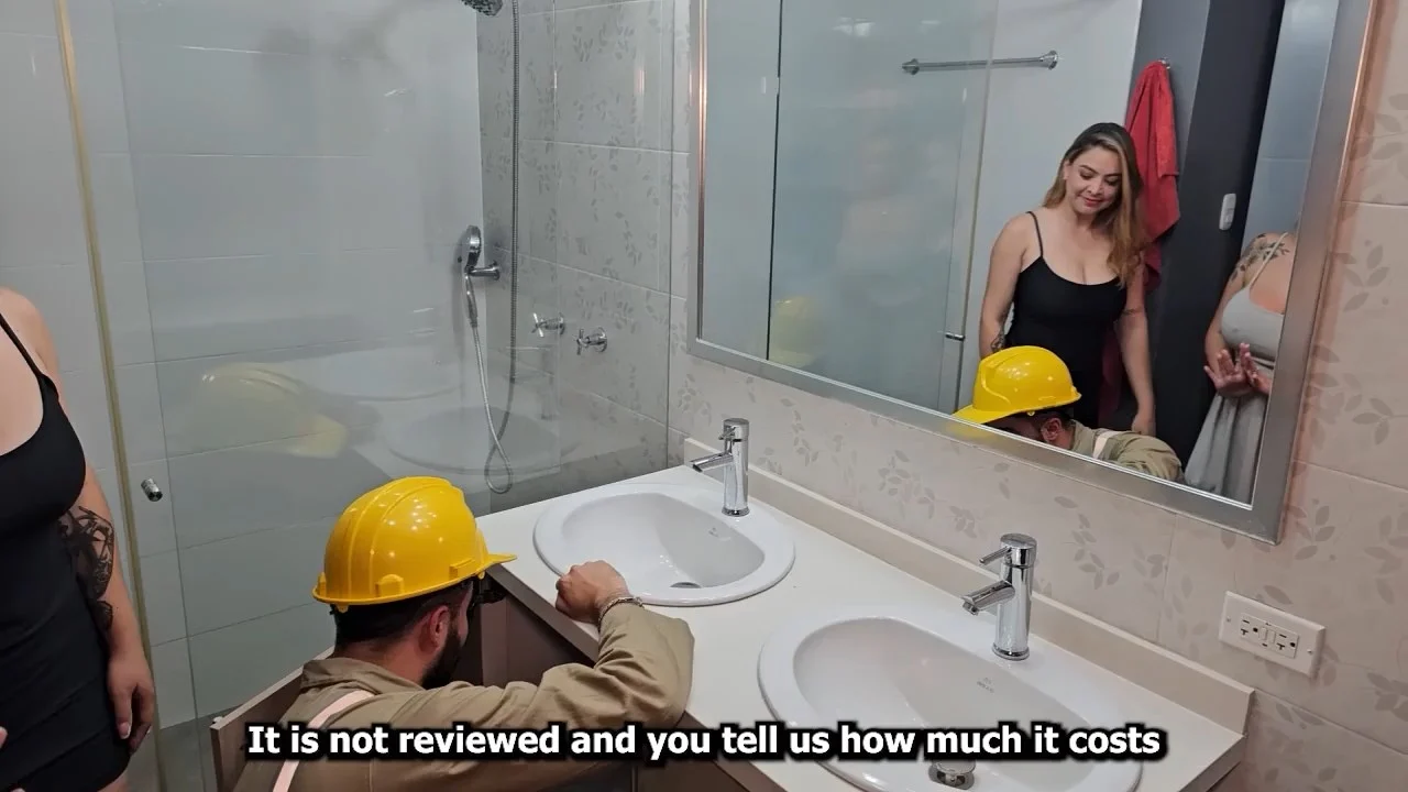 Món quà kỷ niệm táo bạo cùng anh thợ sửa ống nước